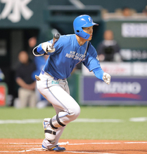 【日本ハム】二刀流・柴田獅子、第１打席でプロ初安打！　上沢のフォークを鮮やかに右前打、記念球を新庄剛監督が両手で回収