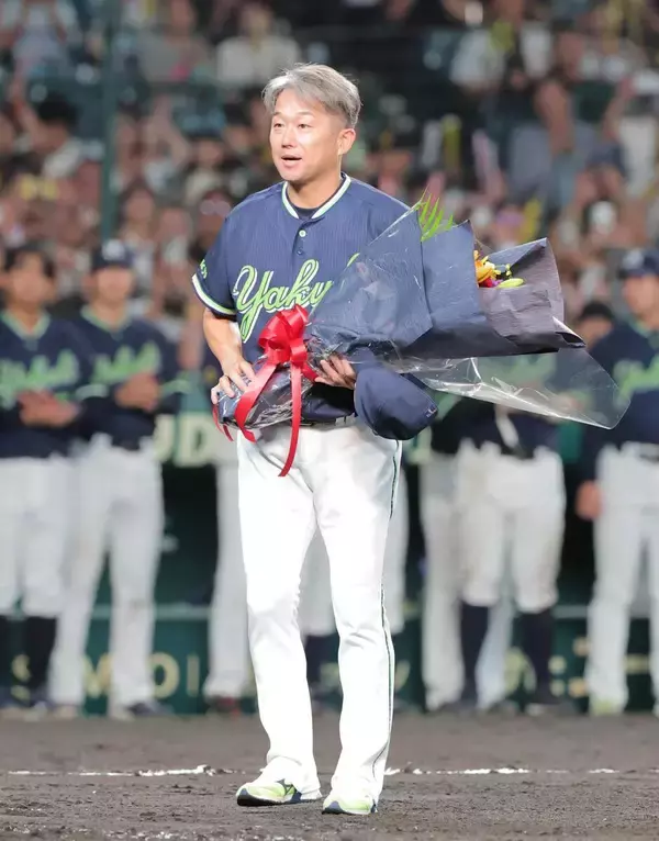 【ヤクルト】今季限りで引退の石川雅規投手が最後の甲子園であいさつ　満員のファンから石川コール