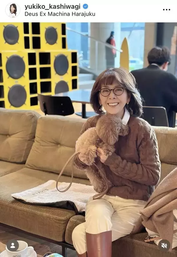 “おしゃれ番長”柏木由紀子、ニット×白シャツの着こなし術を伝授「顔に明るさをプラスできる気もします」