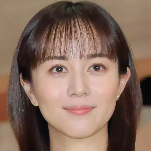 比嘉愛未、背中“丸見え”のドレス姿が美しい！「眼福」「お綺麗すぎませんか？」「お洒落で素敵」
