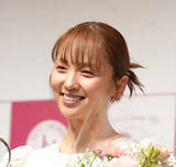 「Ｄｒｅａｍ　Ａｍｉ、水着でハワイ満喫！スレンダーな姿に驚がく「相変わらず細い！！」「宇宙一かわいい！」」の画像1