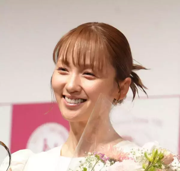 Ｄｒｅａｍ　Ａｍｉ、水着でハワイ満喫！スレンダーな姿に驚がく「相変わらず細い！！」「宇宙一かわいい！」