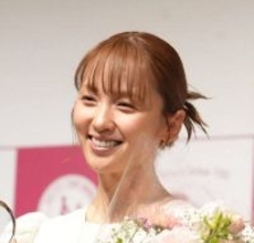 Ｄｒｅａｍ　Ａｍｉ、水着でハワイ満喫！スレンダーな姿に驚がく「相変わらず細い！！」「宇宙一かわいい！」