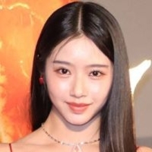 藤岡弘、の次女・天翔天音「一目惚れ」デコルテ全開の真っ赤な薔薇ドレス姿で魅了！「妖艶」「誰もが振り返りそう」