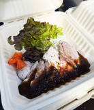 「【中日】岡林勇希が自主トレで報道陣にローストポークライス振る舞う　ナゴヤ球場近くの「ＣＡＦＥ　Ｇ．Ａ．」がキッチンカー出店」の画像1