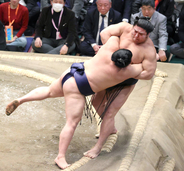 平戸海、“時間差”で協議の珍事も勝ち越し「ホッとした後に物言いがついて焦った」