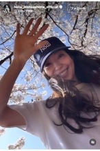 松島花、母と毎年恒例のお花見へ！満開の桜の中で笑顔を見せる姿にファンくぎづけ「美女と桜！！」「お美しい」「まさに花さん」