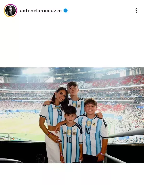 【Ｗ杯】メッシの美人妻　へそ出しユニ姿で歓喜ショット！「神様、ありがとう！」決勝へ「ファミリー最高」