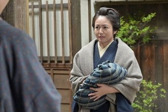 【あすの風、薫る】久（近藤華）の母、サワ（磯山さやか）がやってくる