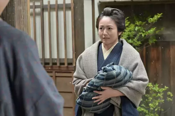 【あすの風、薫る】久（近藤華）の母、サワ（磯山さやか）がやってくる