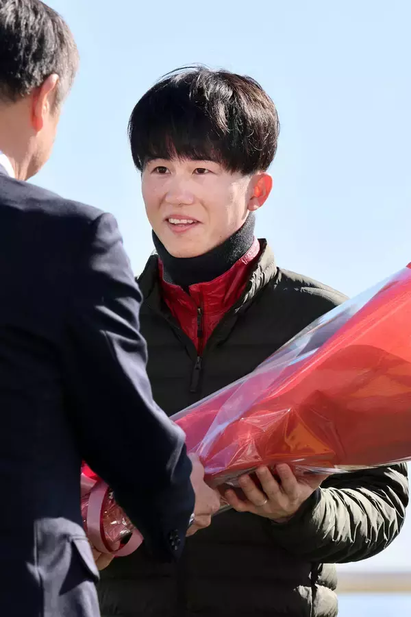 「今年は真の優秀障害騎手になれるように」優秀障害騎手賞の小牧加矢太騎手　京都競馬場で厩舎関係者表彰式