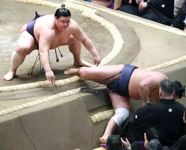 豊昇龍　通算１１個目の金星配給　八角理事長「立ち合いが軽かった」…義ノ富士に寄り切られて土