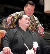 元横綱・白鵬さん、元照ノ富士の伊勢ケ浜親方の断髪式にモンゴル衣装で登場　最初の呼び出しで姿現さず会場騒然も…「お疲れ様でしたと」