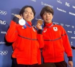 【五輪】鍵山優真と佐藤駿　「関東三羽がらす」の先輩２人が表彰台　嗚咽する佐藤の背中さすった鍵山「嬉しかった」　佐藤も「優真と一緒に表彰台、うれしい」