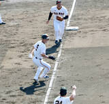 「【巨人】超緻密な阿部野球　走者一、三塁で１０パターン以上の守備走塁練習　あえて悪送球しカバーリングも」の画像1