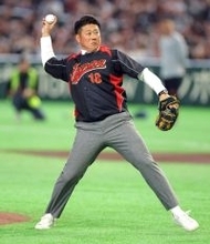 ＷＢＣレジェンド松坂大輔氏が「天覧試合」で始球式　当時のユニホーム姿でストライク投球で歓声…０６、０９年２大会連続ＭＶＰの「平成の怪物」