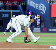 岡本和真が初の守備機会で好プレー　ボテボテのゴロを処理してアウトに　「７番・三塁」でメジャーデビュー