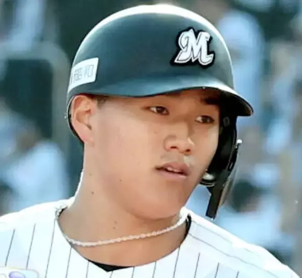 【ロッテ】西川史礁が負傷交代　右翼守備でフェンスに激突　倒れたまま動けず担架で運ばれる