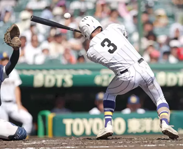 【甲子園】健大高崎の４番・佐藤麻恩に頭部死球　担架で運ばれる　臨時代走が送られるも直後に一塁守備に復帰