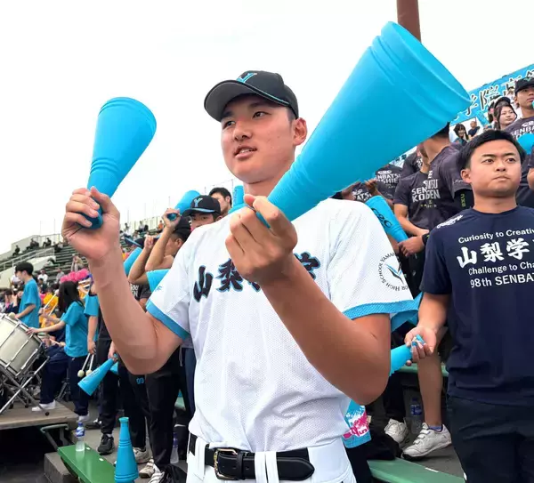 【高校野球】山梨学院のドラフト１位候補・菰田陽生が応援席から気合のユニホーム姿で後輩たちを応援「落ち着いてやってほしい」