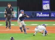 【日本シリーズ】松尾汐恩がバント処理で“故意落球”の頭脳プレー披露　絶対絶命のピンチ脱出