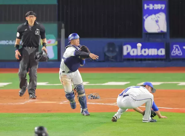 【日本シリーズ】松尾汐恩がバント処理で“故意落球”の頭脳プレー披露　絶対絶命のピンチ脱出