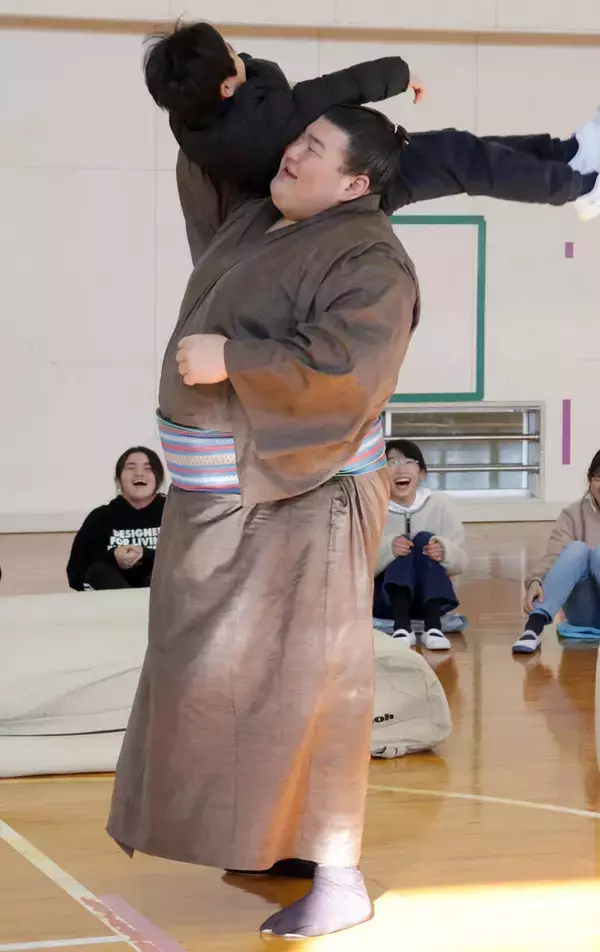 初場所敢闘賞の熱海富士が地元小学校を訪問「子供のころは毎日牛乳１リットル飲んだ」に皆びっくり