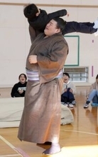 初場所敢闘賞の熱海富士が地元小学校を訪問「子供のころは毎日牛乳１リットル飲んだ」に皆びっくり