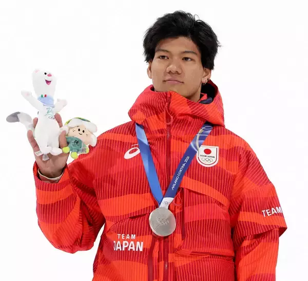 【五輪】スノボ銀メダルの木俣椋真…号泣して喜び分かち合った父・慎也さん「デカい舞台の方が強いのかも」