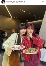 Ｃｏｃｏｍｉ「撮影舞台裏の写真たち」親友のアイナ・ジ・エンドとＣＭ共演　仲良しオフショット公開