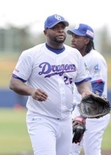 【中日】体重126キロのミゲル･サノーがアメリカンノック　減量指令の井上監督「５本程度では痩せません」笑顔でツッコミ