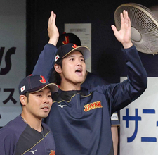 大谷翔平ら侍ジャパンが大阪から東京入り　厳戒態勢も約５００人ファン絶叫「押さないでください」と駅員も叫ぶ