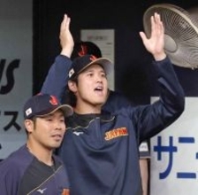 大谷翔平ら侍ジャパンが大阪から東京入り　厳戒態勢も約５００人ファン絶叫「押さないでください」と駅員も叫ぶ