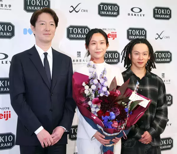 【高木美帆さん引退会見】スノーボード平野歩夢がサプライズ登場　花束渡され「とってもビックリしていて頭が真っ白」