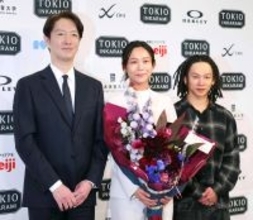 【高木美帆さん引退会見】スノーボード平野歩夢がサプライズ登場　花束渡され「とってもビックリしていて頭が真っ白」