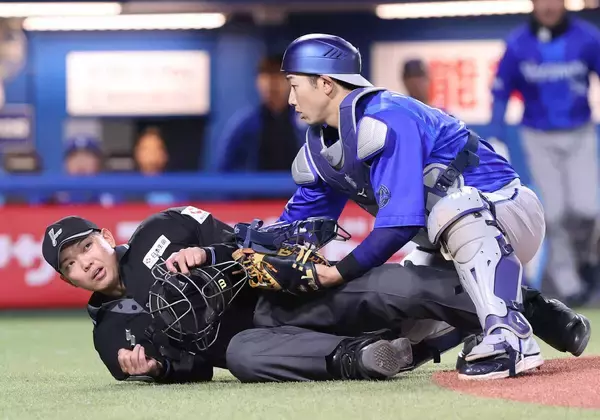 【ヤクルト】アクシデントに球場が騒然！　オスナのすっぽ抜けたバットが川上球審を直撃　脳しんとうか　救急車で搬送