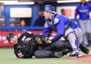 【ヤクルト】アクシデントに球場が騒然！　オスナのすっぽ抜けたバットが川上球審を直撃　脳しんとうか　救急車で搬送