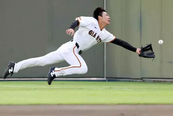 【巨人】平山功太が飛んだ！　ダイビングキャッチに岐阜どよめく　好守備で戸郷翔征を援護