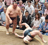 「友風が得意のはたき込みで６勝目　「はたき込みについて賛否両論あるのは、わかっていますが、一生懸命にやっている結果です」」の画像1