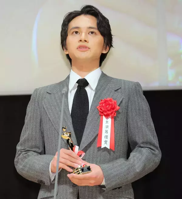 北村匠海　映画で共演した綾野剛は「みるみる体が大きくなっていく…」ストイックな一面に「僕の中では化け物じみてきた印象」