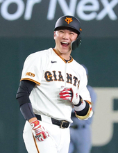 【巨人】天敵・高橋遥人に初黒星付けて単独首位！知念大成のど根性…プロ初ヒットから坂本勇人が大逆転二塁打