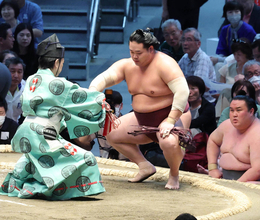 錦富士　中日・涌井秀章から贈られた浴衣を“力水”に３連勝、親交ある右腕は史上３人目の入団１年目から２２年連続勝利「僕も頑張らないと」