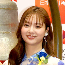 ７年前にロケバス運転手と電撃婚　新川優愛の最新姿に騒然「超カワイイ」「お似合い」「メガネの女神」…２３年に第１子出産