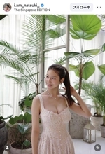 “令和の峰不二子”胸元全開のキャミワンピ姿が「ナイスボディ」抜群スタイルで「もはや敵なし！」「可愛すぎる」