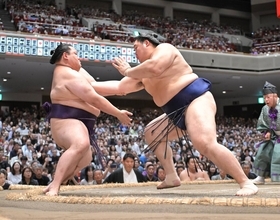 大の里　万全の相撲で首位キープ　尾上審判長も合格点「今日みたいな相撲を取れば大丈夫」　好調の美ノ海を押し出し６勝目「しっかり対応できた」　