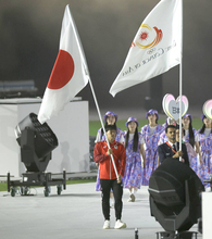 【閉会式】１７歳・大橋信が日本国旗を掲げて入場、国歌独唱は歌手の新妻聖子…アジア大会