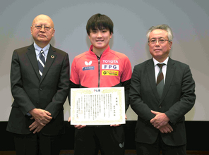 テレビ東京　「ＷＴＴファイナルズ」優勝の張本智和を特別表彰「世界卓球は金メダルを狙える」