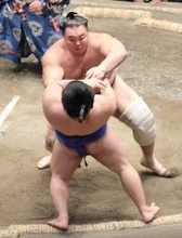 元大関・朝乃山が新鋭の藤ノ川を倒し３敗　首位と１差も「優勝争いは考えてない」