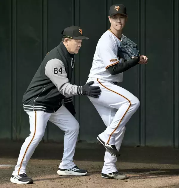 巨人・中川皓太「スライダーをもっと良く」久保康生巡回投手コーチとフォーム確認