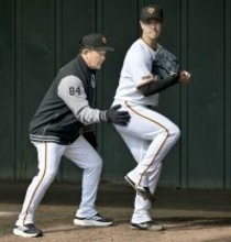 巨人・中川皓太「スライダーをもっと良く」久保康生巡回投手コーチとフォーム確認